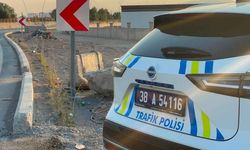 Kayseri’de kontrolden çıkan motosiklet kaza yaptı: 2 yaralı!