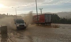 Malatya-Kayseri yolunda sağanak engeli! Sürücüler zor anlar yaşadı