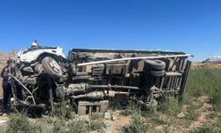 Tomarza’da traktörle çarpışan kamyonet devrildi: 1 yaralı