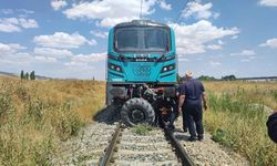 Sivas’ta yük treni ile traktör çarpıştı: Sürücü yaralandı