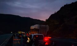 Sivas'ta taş düştü, yol kapandı: 10 kilometre kuyruk oluştu