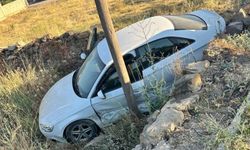 Tomarza’da otomobil araziye daldı: 2 yaralı