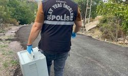 Babasının kucağındaki 3 yaşındaki çocuğun üzerine kaya parçaları düştü