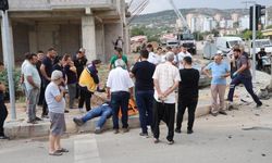 Adana'da kavşakta çarpışan otomobil inşaat alanına savruldu: 4 yaralı