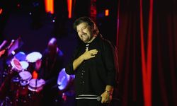 Kayseri Kültür Yolu Festivali’nde Ahmet Şafak sahne aldı: Binlerce kişi şarkılara eşlik etti