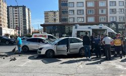 Kayseri’de iki otomobil çarpıştı: 2 kişi yaralandı