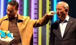 Kayseri’de konser sırasında talihsiz kaza! Hulusi Akar’dan özür dileyip sarıldı