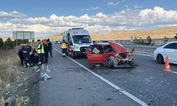 Sivas Kayseri karayolunda otomobil tıra arkadan çarptı: 6 yaralı
