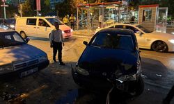 Kayseri’de faciadan dönüldü! Otomobil tramvay durağına çarptı