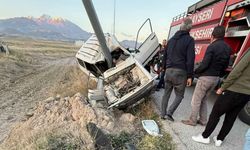 Kayseri'de otomobil direğe ok gibi saplandı! 1 kişi yaralandı