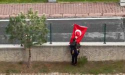 Kayseri’de ilkokul öğrencisinden Türk bayrağına anlamlı davranış