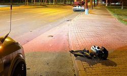 Kayseri'de motosiklet önce otomobile sonra trafik levhasına çarptı: 1 ağır yaralı