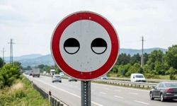 Kısık gözlü trafik tabelası ne anlama geliyor? İşte sürücülere verdiği uyarı