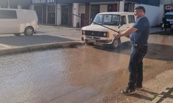 Pınarbaşı'nda su borusu patladı, cadde göle döndü! Vatandaş oltasını alıp balık tutmaya çıktı