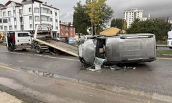 Sivas'ta hafif ticari araç ağaca çarparak devrildi: 4 yaralı