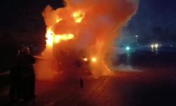 Adana’da seyir halindeki tır alev aldı