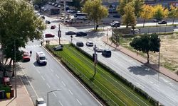 Kayseri'de otomobil tramvay yoluna daldı! Takla atan araç seferleri aksattı