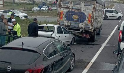 Kayseri’de otomobil kamyonun altına girdi: 3 yaralı