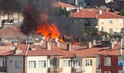 Argıncık'ta apartman çatısında yangın çıktı