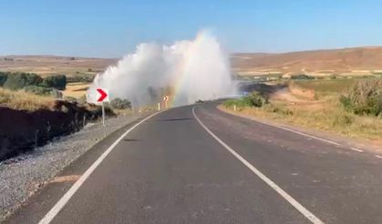 Bünyan’da su borusu patladı! Metrelerce yükselen su kameraya yansıdı