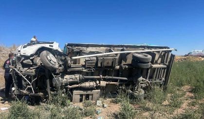 Tomarza’da traktörle çarpışan kamyonet devrildi: 1 yaralı