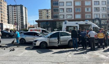 Kayseri’de iki otomobil çarpıştı: 2 kişi yaralandı