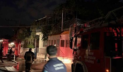Mangal ateşi çatı yangınına neden oldu: İki evin çatısı kül oldu