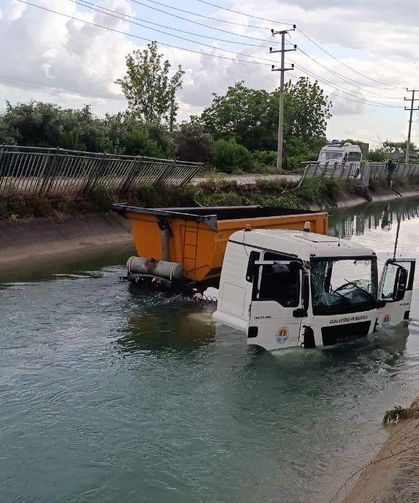 Adana’da tır sulama kanalına düştü!