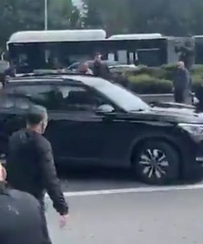 Arabasını CHP'lilerin üzerine sürdü bir kadını ezip kaçtı!