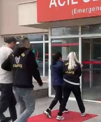 Havalimanına ait silahı çalan iki kişi yakalandı