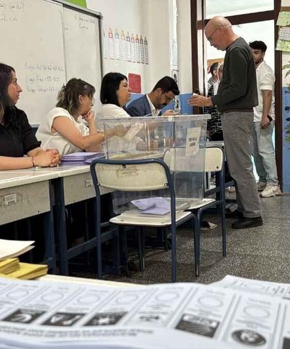 2 bin seçmen sandık başında: 12 parti yarışacak