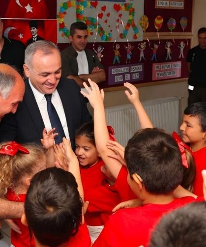 Rektör Fatih Altun’dan İşitme Engelliler İlkokulu öğrencilerine ziyaret
