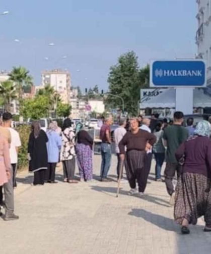 Sosyal yardım ödemelerinde yeni dönem: Halkbank önünde uzun kuyruklar oluştu
