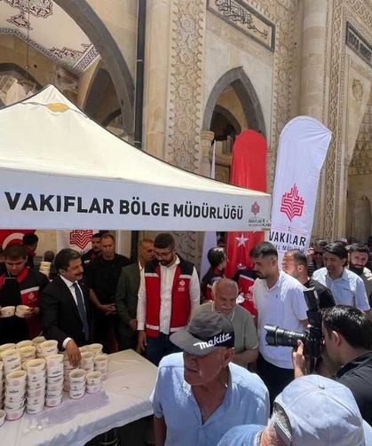 Vakıflar Genel Müdürlüğü Kayseri'de aşure dağıttı