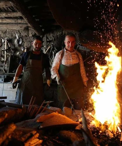 Kayseri'de baba-oğul 3 kuşaklık mirası örs başında yaşatıyor