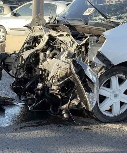 Kayseri'de kontrolden çıkan hafif ticari araç bariyerlere çarptı