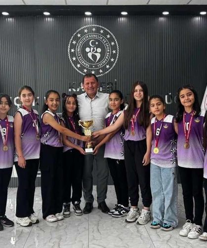 Kayseri’nin şampiyon basketbolcularından Müdür Kabakcı’ya ziyaret