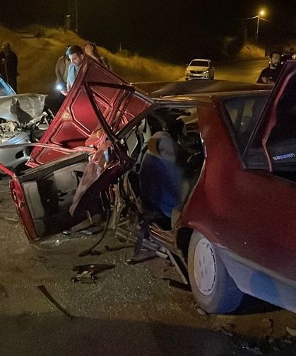 Sivas’ta gece saatlerinde yaşanan feci kazada 15 yaşındaki çocuk hayatını kaybetti 5 kişi yaralandı