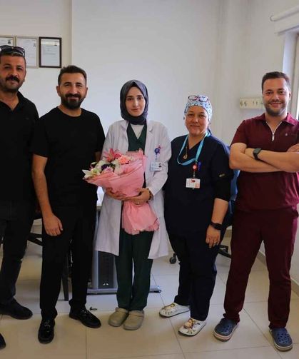 Kalbi 2 kez durdu, kendisini kurtaran doktora çiçekle teşekkür etti!