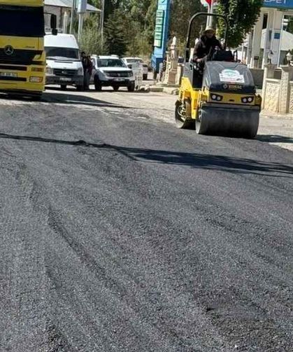 Sarız’da Yol Yenileme Mesaisi: Tekneli güzergahında asfalt çalışmaları sürüyor!