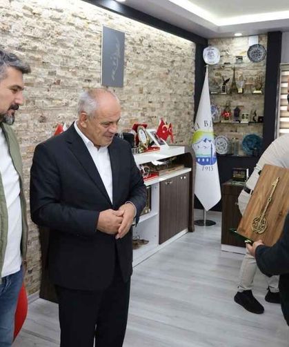 Kayseri’de dikkat çeken buluşma: Başkana anlamlı hediye!
