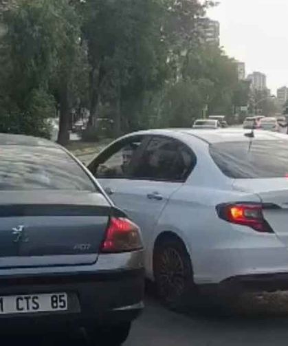 Adana'da 180 bin lira ceza korkusu! Sürücüler araçtan inip kavga edemedi
