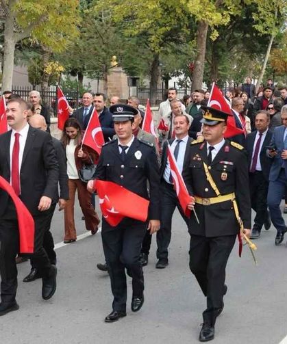İncesu’da 29 Ekim coşkusu: Bayrak yürüyüşü ve çelenk töreni düzenlendi!