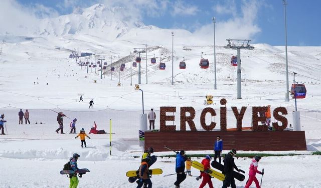 Erciyes'te kar yağışı, sezonu bayrama kadar uzattı