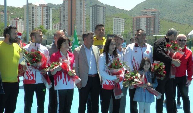 Kayserili dünya şampiyonları yurda döndü