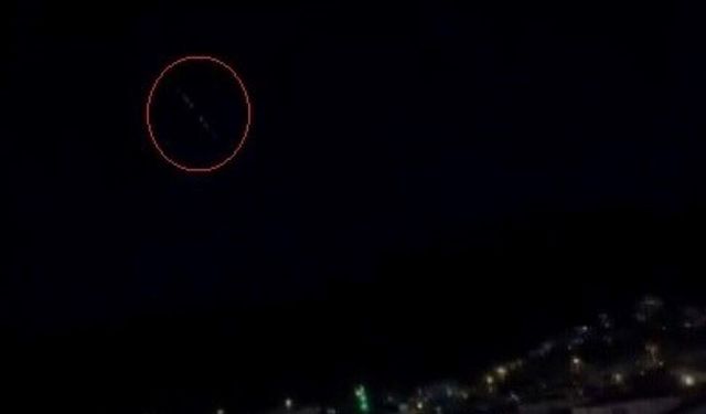 Görenler Şok Oldu! Gökyüzünde Beliren Sıralı Işık Merak Uyandırdı