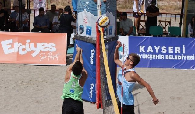Dünyanın En Yüksek Plajında Voleybol Turnuvası Başladı