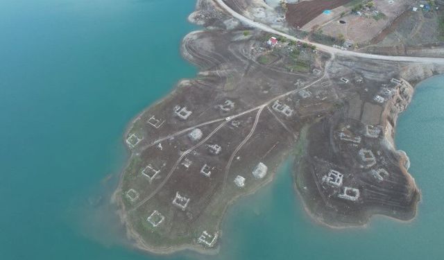 Sular Çekildi Eski Köy Ortaya Çıktı