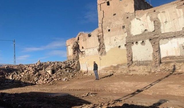 Depremde Ağır Hasar Alan 2 Kerpiç Ev Kendiliğinden Yıkıldı