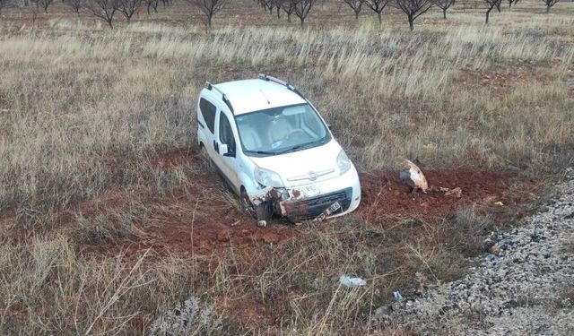 Hafif Ticari Araç Şarampole Uçtu 1 Yaralı